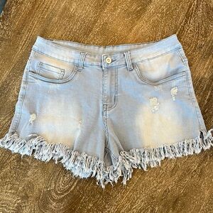 Stylish Frayed Hem Denim Shorts